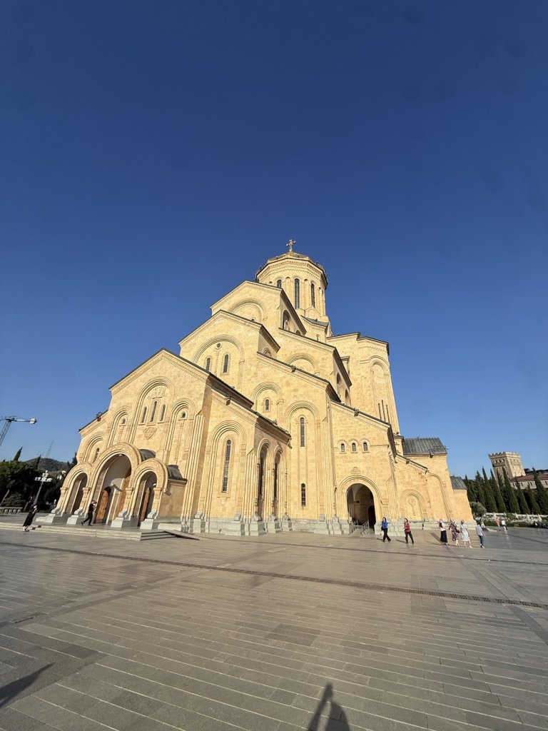 Große Sandstein-Kathedrale Sameba unter blauem Abendhimmel in Tiflis