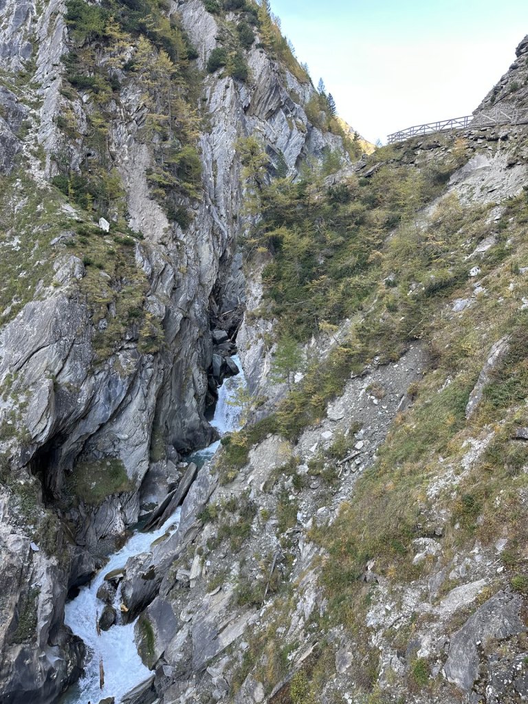Tiefe enge Felsschlucht mit schäumendem Bach