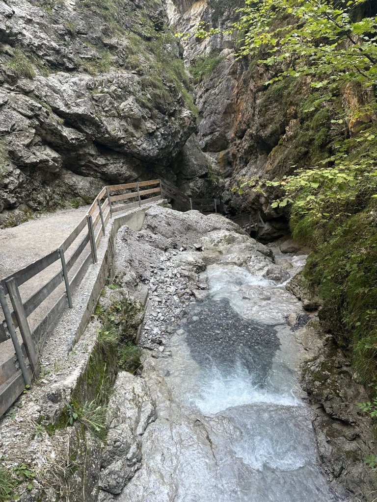 Holzsteg und Wasserfall in der Rosengartenschlucht bei Imst