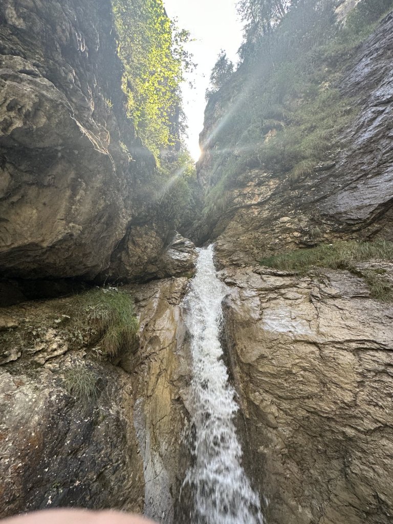 Wasserfall zwischen steilen Felswänden in der Klamm bei Imst