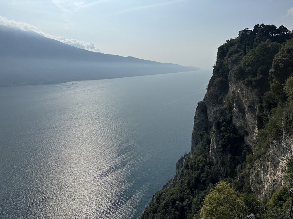 Felswand über dem Gardasee bei Tremosine mit Blick den See entlang