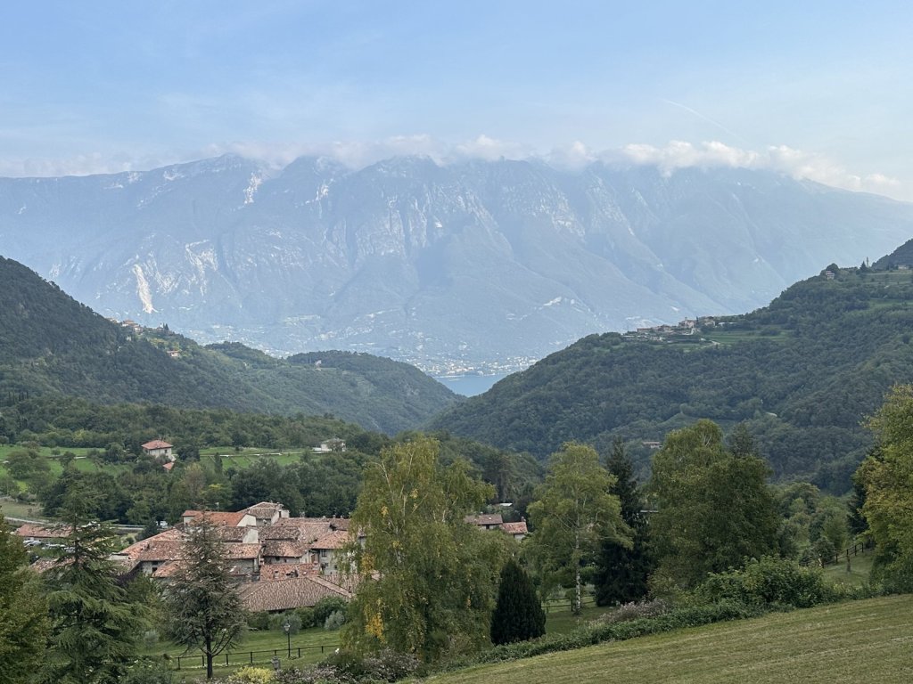 Blick von der Hochebene von Tremosine auf Dorf und Berge