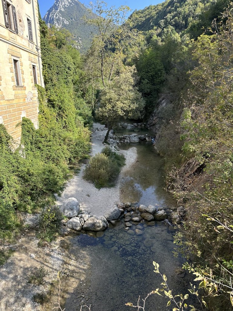 Bach zwischen Felsen und Gebäuden im Valle delle Cartiere bei Toscolano