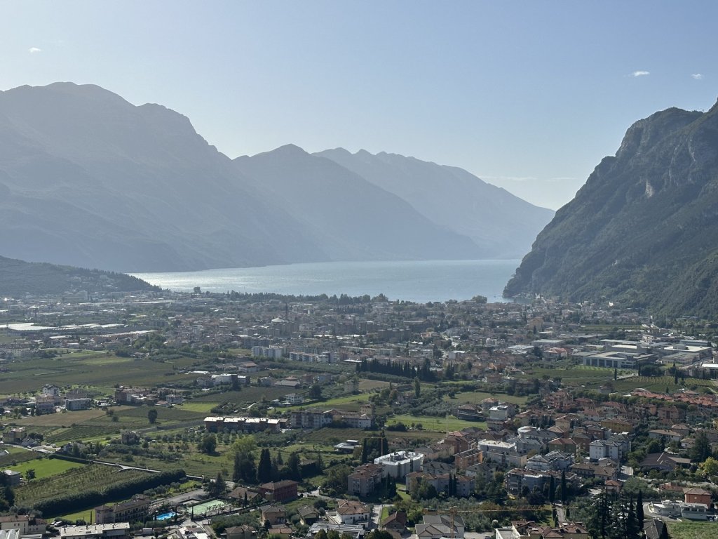Blick über das Tal bei Tenno Richtung Gardasee und Riva