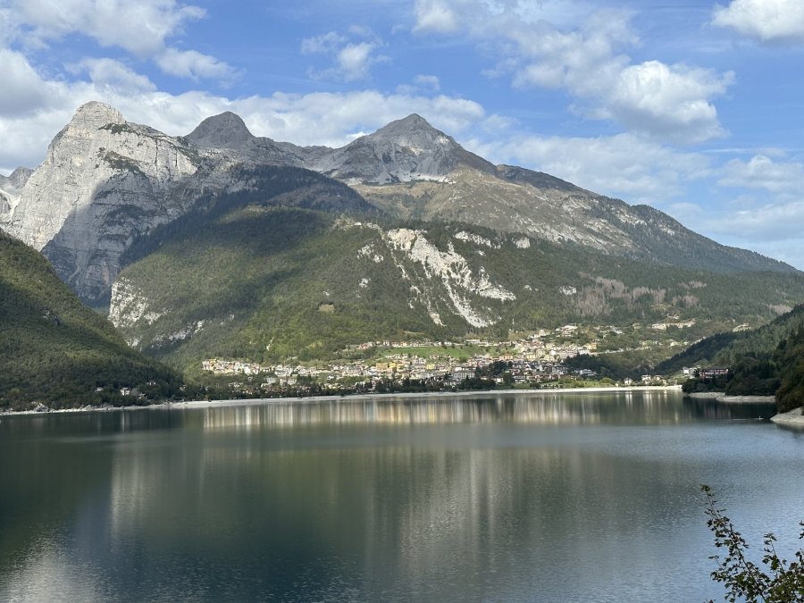 Ruhiger Molvenosee vor den Gipfeln der Brenta-Dolomiten