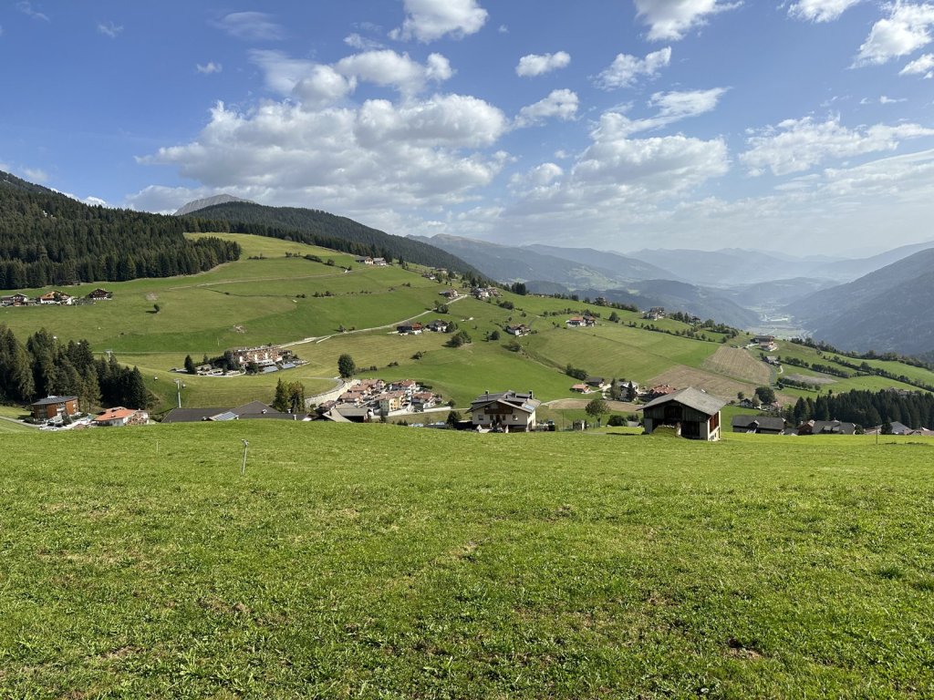 Almwiesen und Häuser bei Meransen in Südtirol