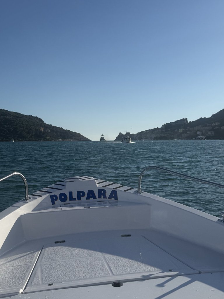 Bug eines kleinen Motorboots mit Blick Richtung Portovenere