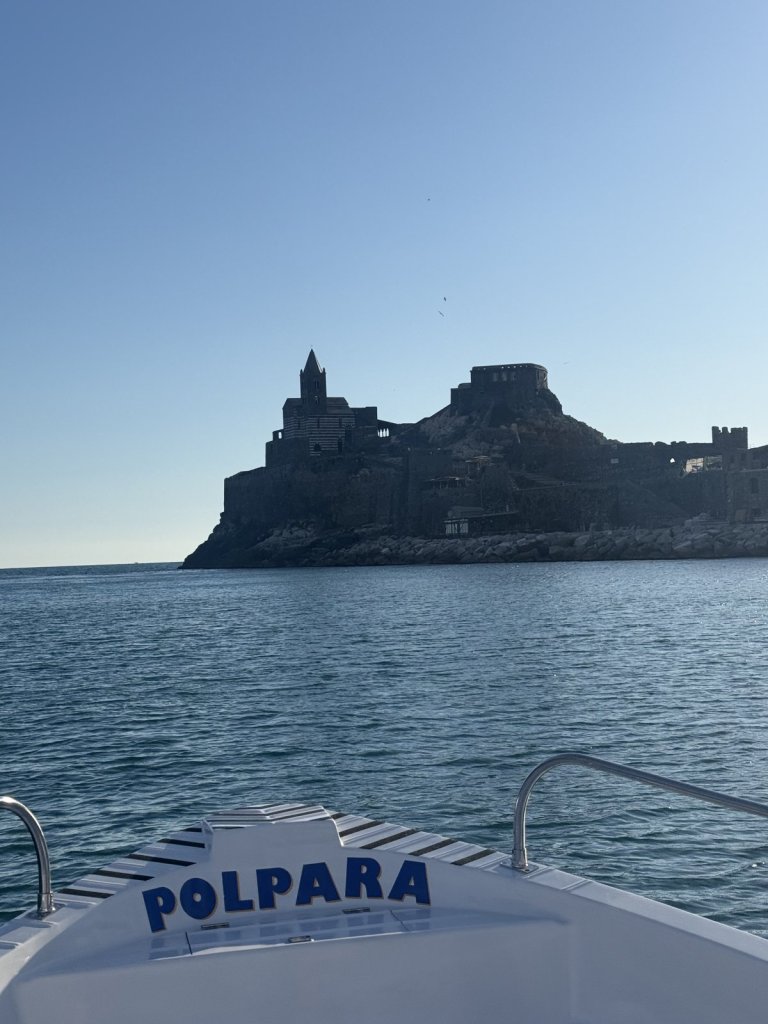 Kirche San Pietro auf dem Felsen von Portovenere im Abendlicht