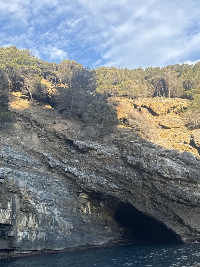 Felswand mit Grotte an der Küste der Insel Palmaria