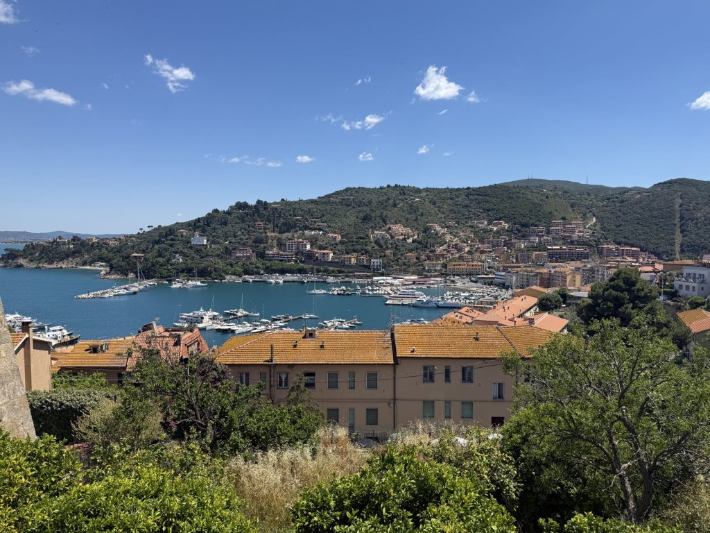 Blick von der Festung auf Hafen und Häuser von Porto Ercole