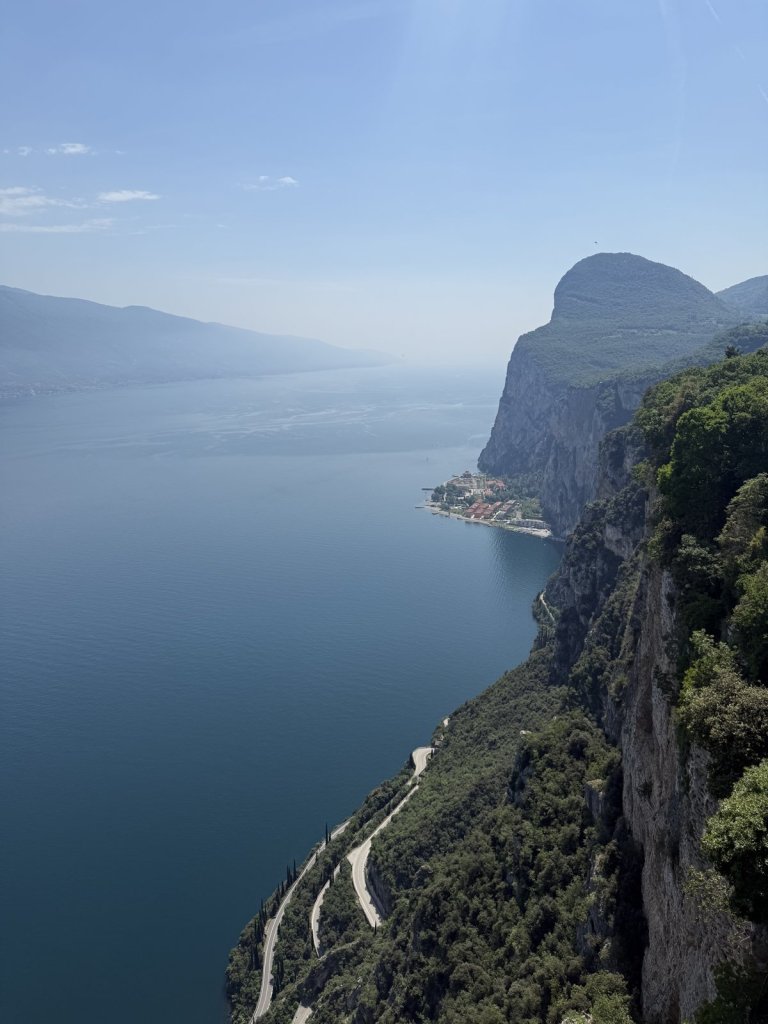 Blick von hoch oben auf den Gardasee und die Küstenstraße in den Felsen