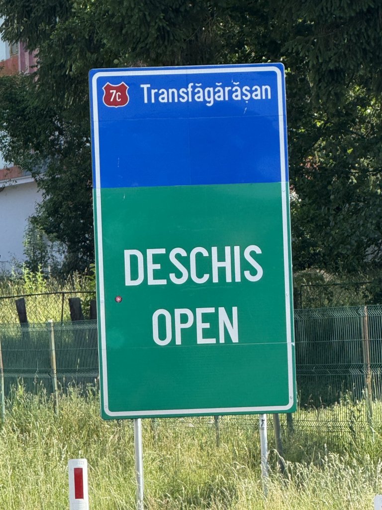 Verkehrsschild Transfăgărășan mit der Aufschrift Deschis Open