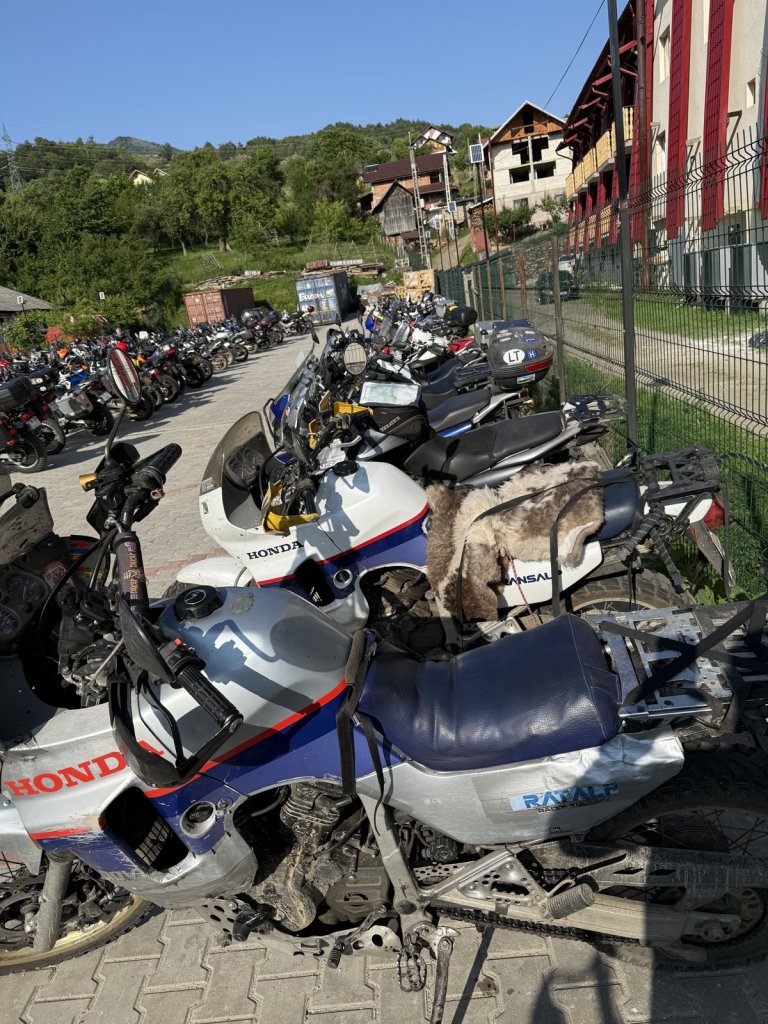 Dichte Reihen geparkter Honda-Transalp-Motorräder auf einem Platz vor dem Hotel