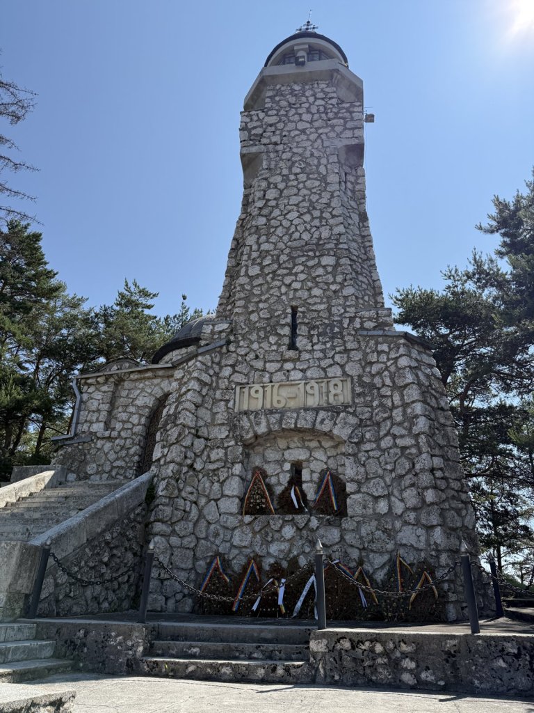 Steinturm mit der Jahreszahl 1916–1918 über einer Treppe