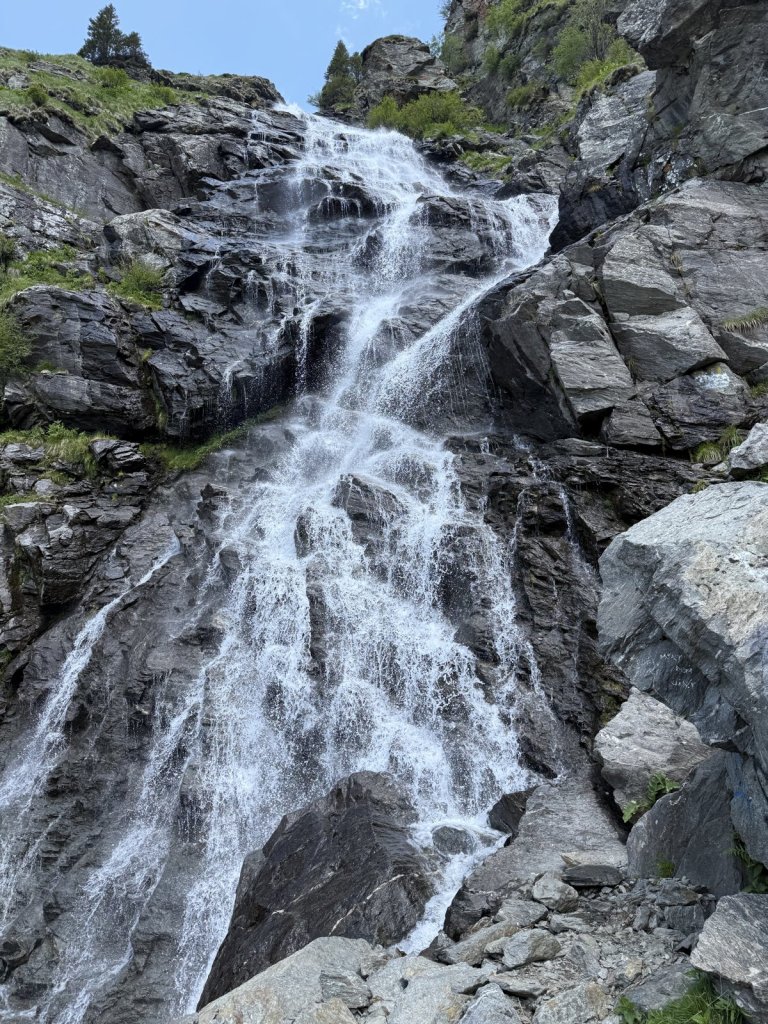Wasserfall über graue Felsen an der Transfăgărășan