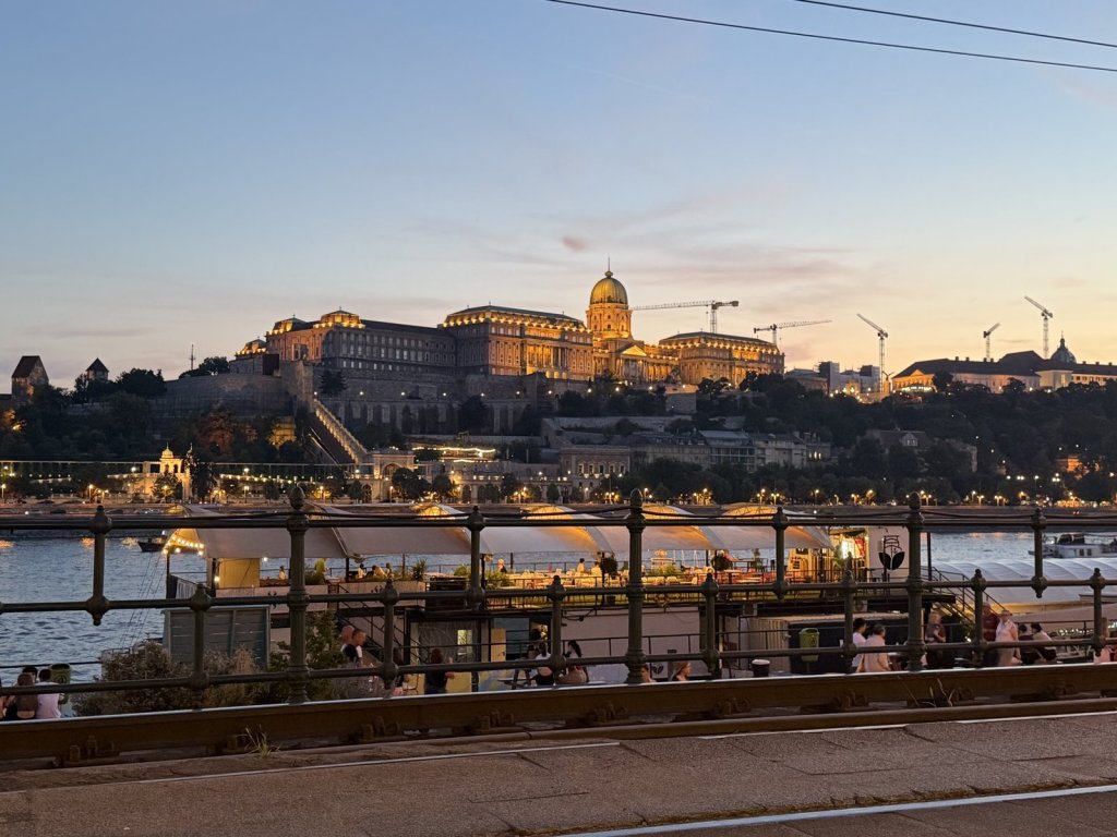 Beleuchtetes Burgviertel von Budapest über der Donau bei Dämmerung