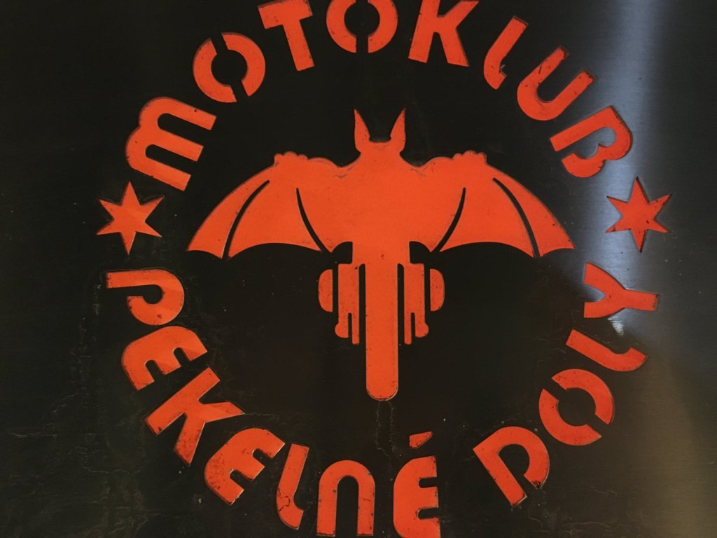 Logo des Motoklubs Pekelné doly mit einer Fledermaus in einem Motorrad