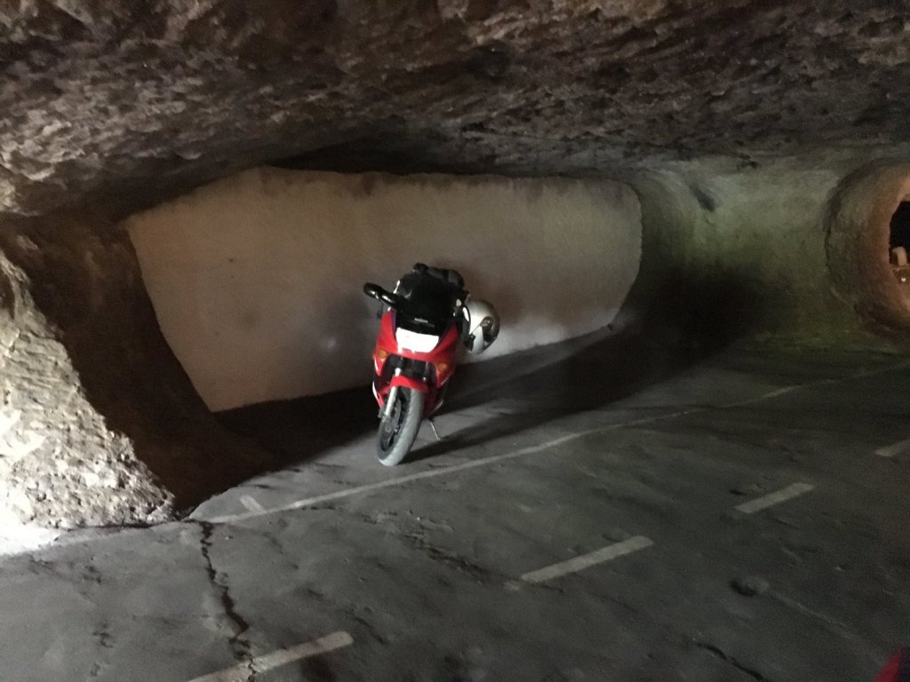 Rotes Motorrad in einem Felsentunnel
