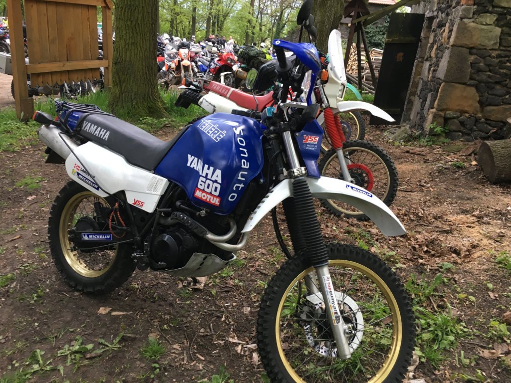 Weiß-blaue Yamaha Ténéré 600 auf dem Zeltplatz mit weiteren Motorrädern