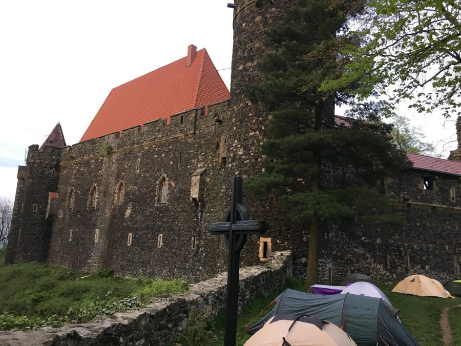 Mittelalterliches Schloss Grodziec mit rotem Dach, davor Zelte
