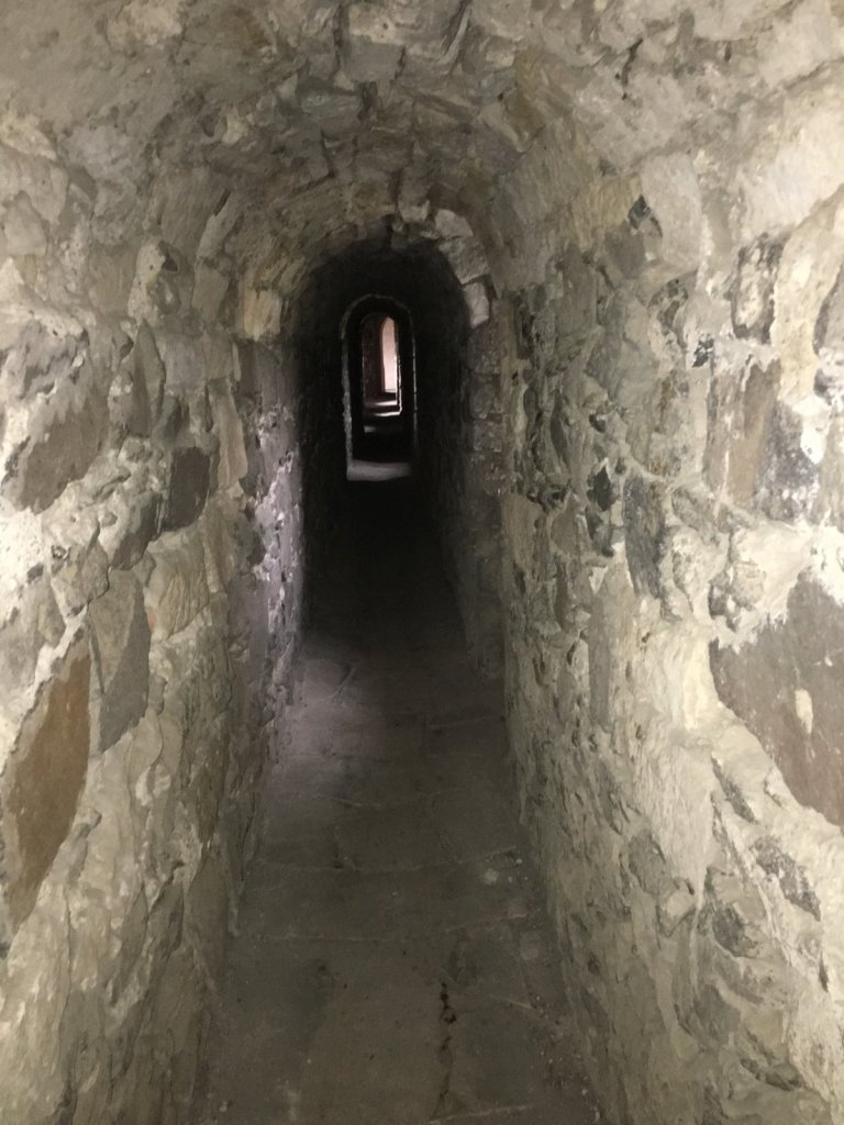Enger gemauerter Tunnel in der Burg Grodziec