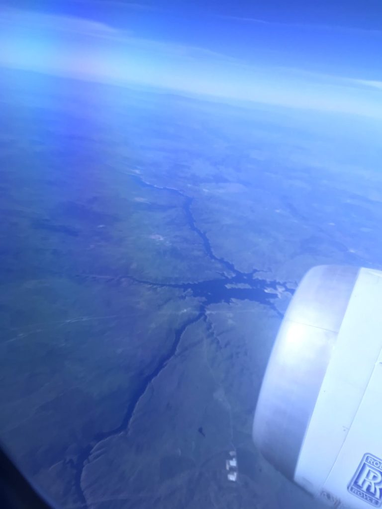 Blick aus dem Flugzeugfenster