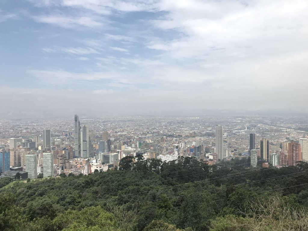 Ausblick vom Monserrate auf die Hochhäuser und das Häusermeer von Bogotá