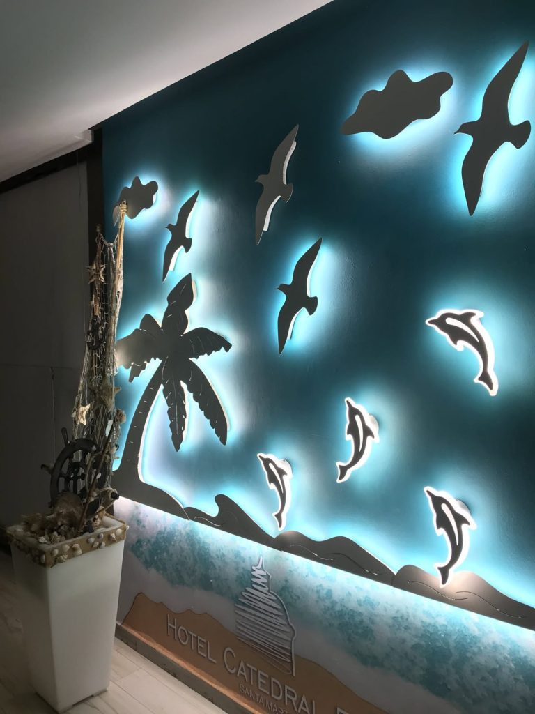 Beleuchtete Wand mit Delfinen und Palmen in Santa Marta