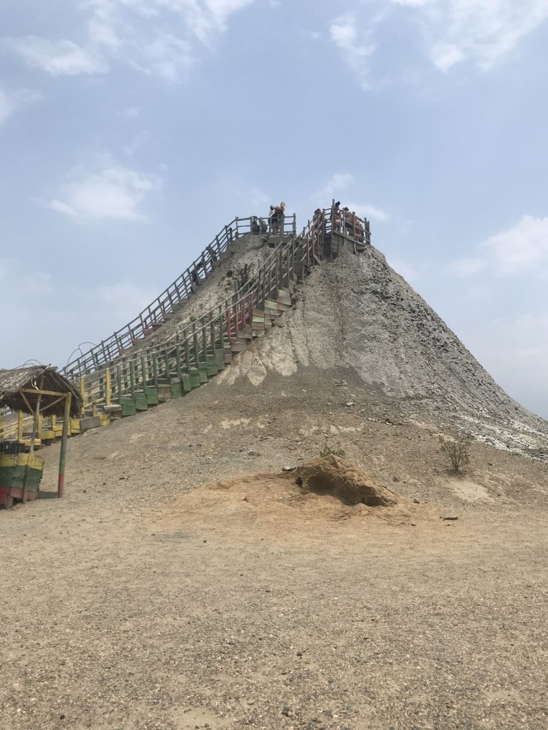 Kleiner Schlammvulkan mit Holztreppe zum Krater