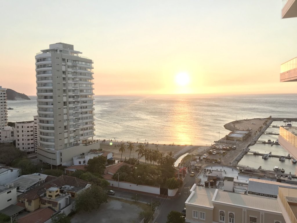 Sonne über dem Meer, Hochhaus und Hafen von Santa Marta von oben