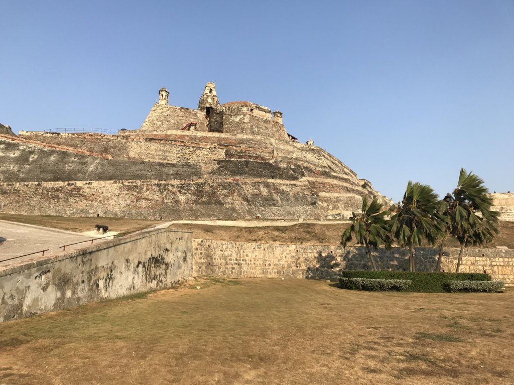 Die Festung San Felipe de Barajas auf ihrem Hügel mit Palmen