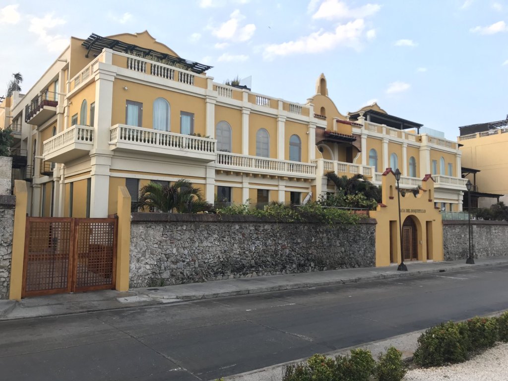 Gelbe Kolonialgebäude mit Balkonen an der Stadtmauer von Cartagena