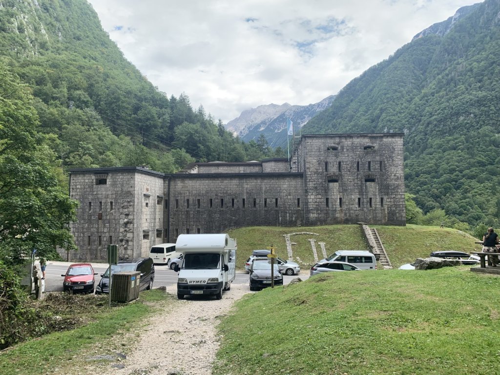 Graue Festungsanlage Kluže am Talboden zwischen bewaldeten Bergen bei Bovec