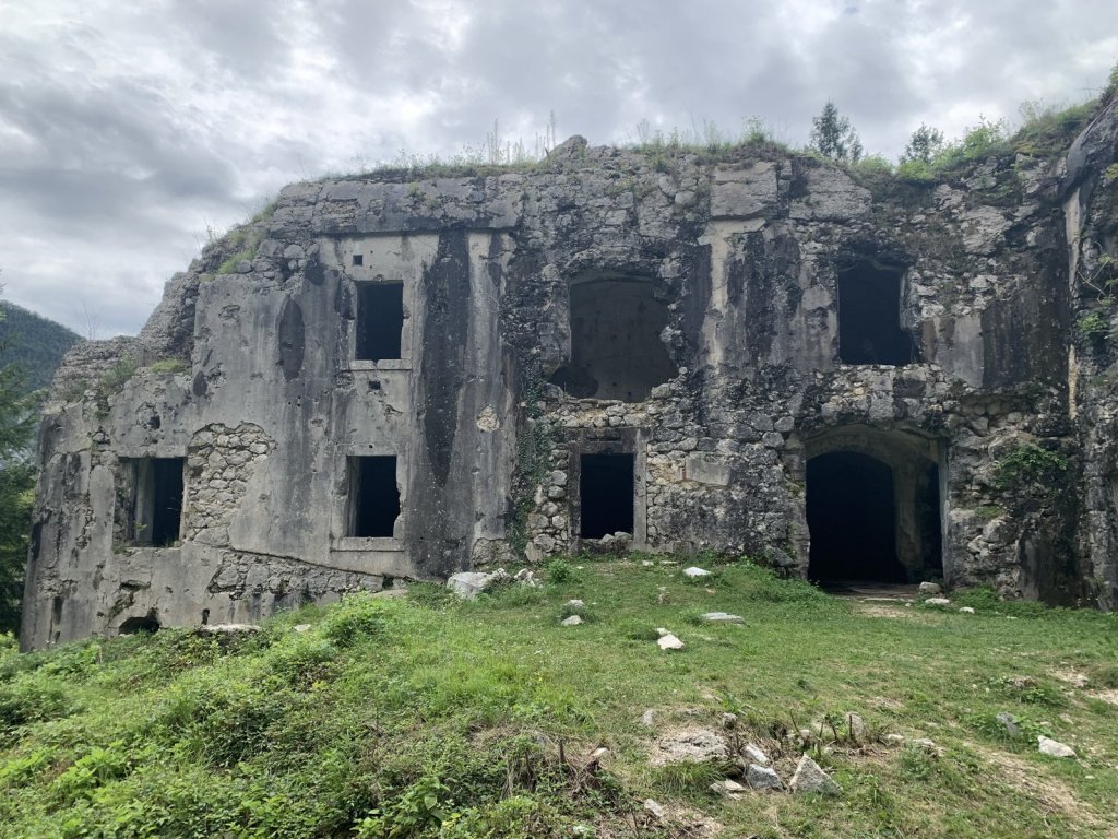 Ruine einer Festung mit Fensteröffnungen und Wiese im Vordergrund