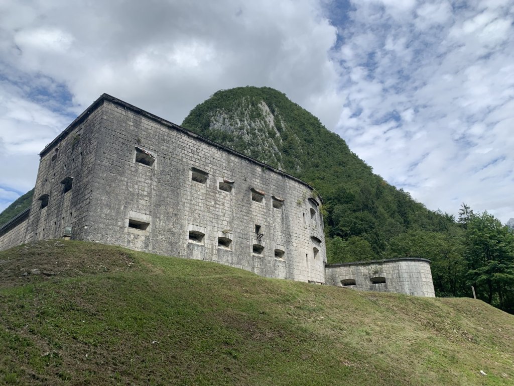 Steinerne Festung Kluže auf einem Hügel unter Wolken