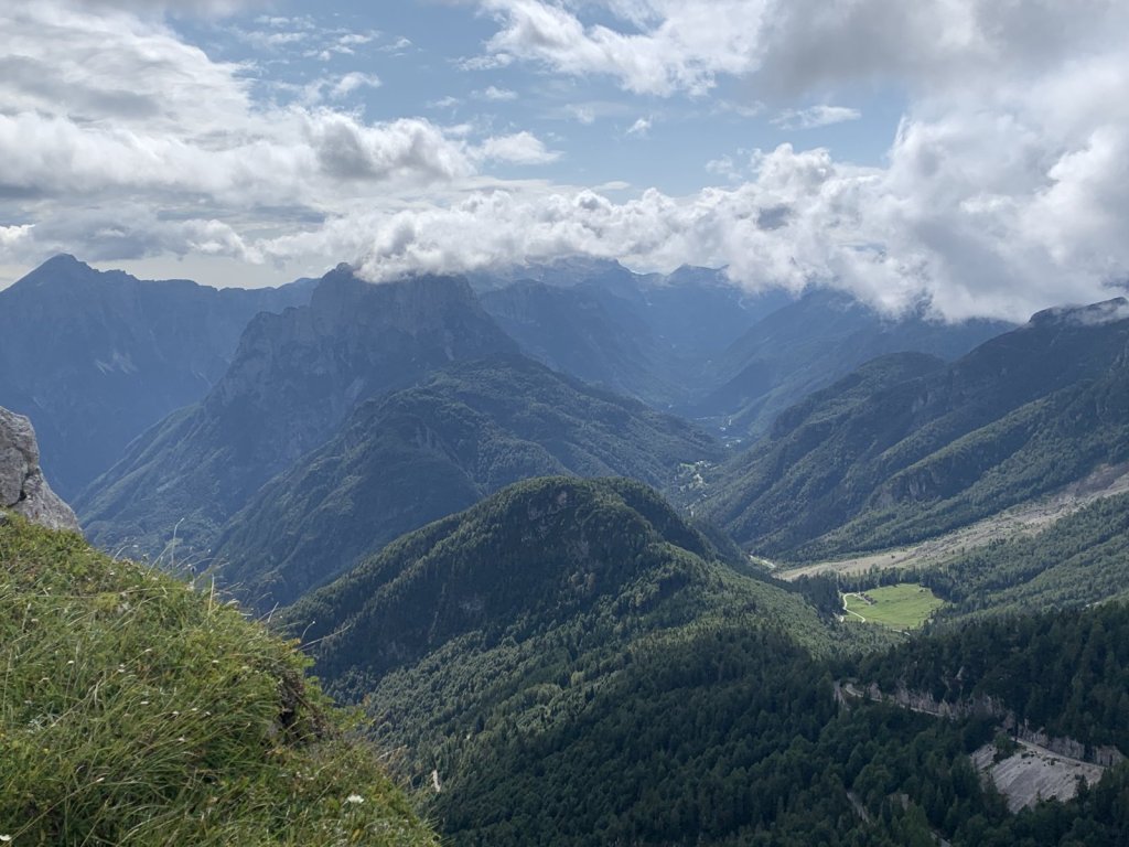 Blick über bewaldete Berge in einem Tal der Julischen Alpen