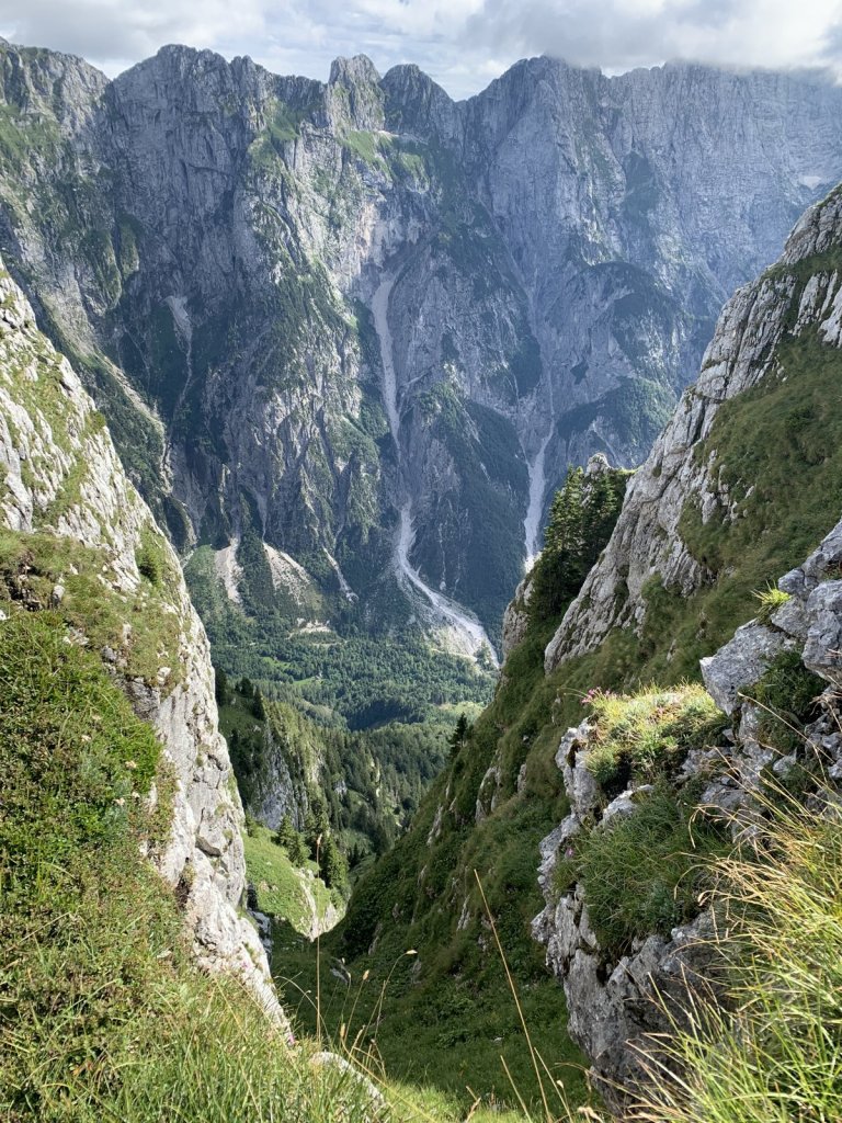 Hohe Felswände mit Wasserfällen über einer tiefen Schlucht