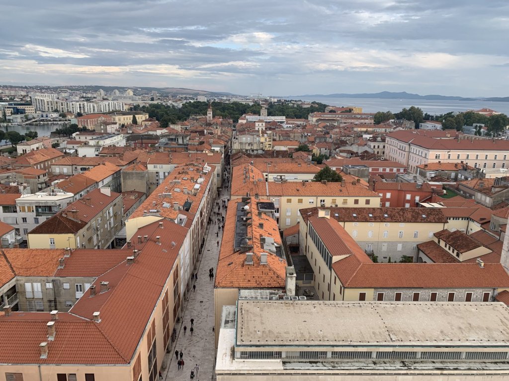 Blick vom Glockenturm über rote Ziegeldächer und Gassen von Zadar