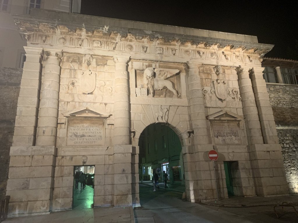 Venezianisches Landtor von Zadar mit Löwenrelief bei Nacht