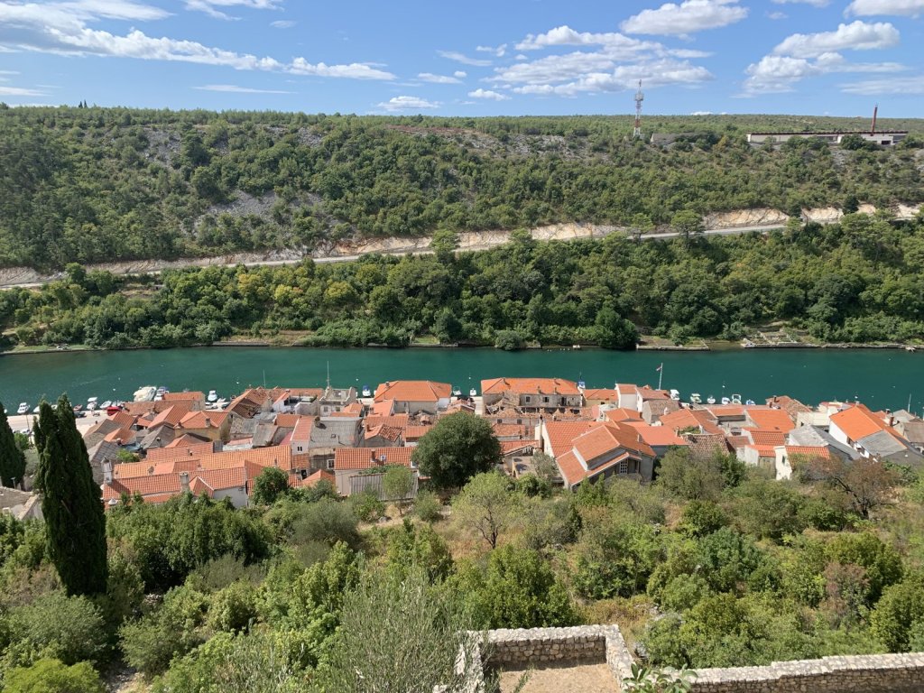Blick auf Novigrad mit roten Dächern an einer Meeresbucht