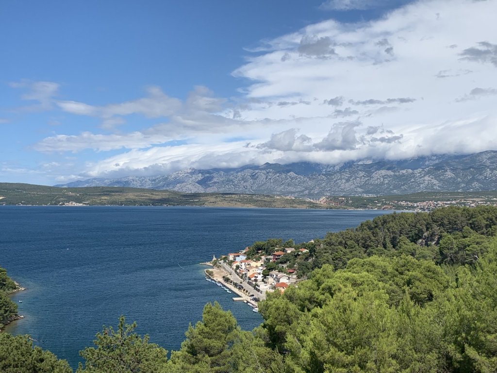 Blick über eine Bucht und das Velebit-Gebirge im Hintergrund