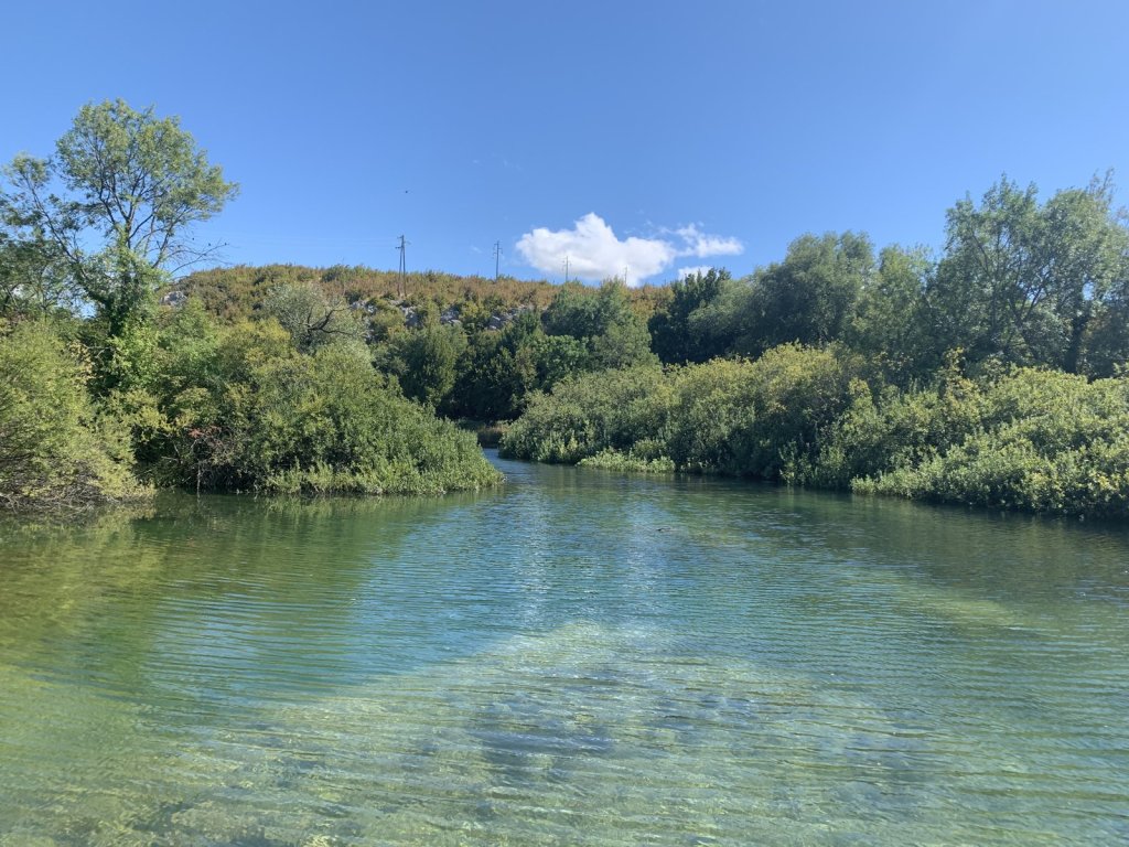 Klares grünes Wasser eines Flusses im Karst bei Ervenik
