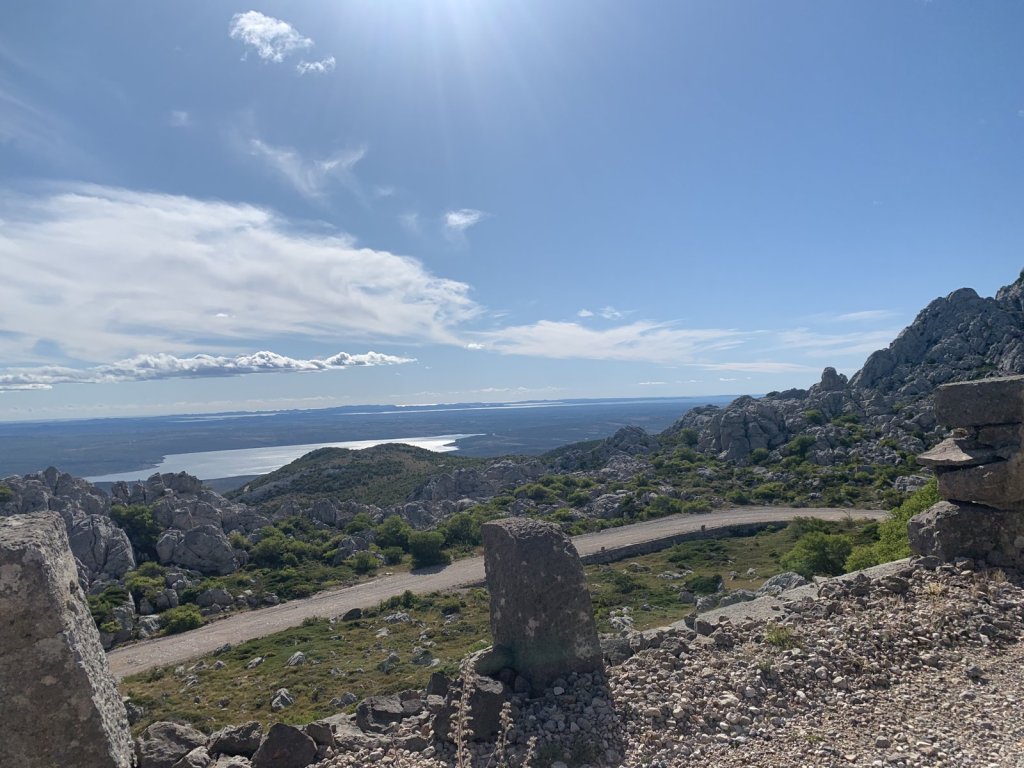Felsige Karstlandschaft und eine Straße in den Tulove Grede mit Blick aufs Meer