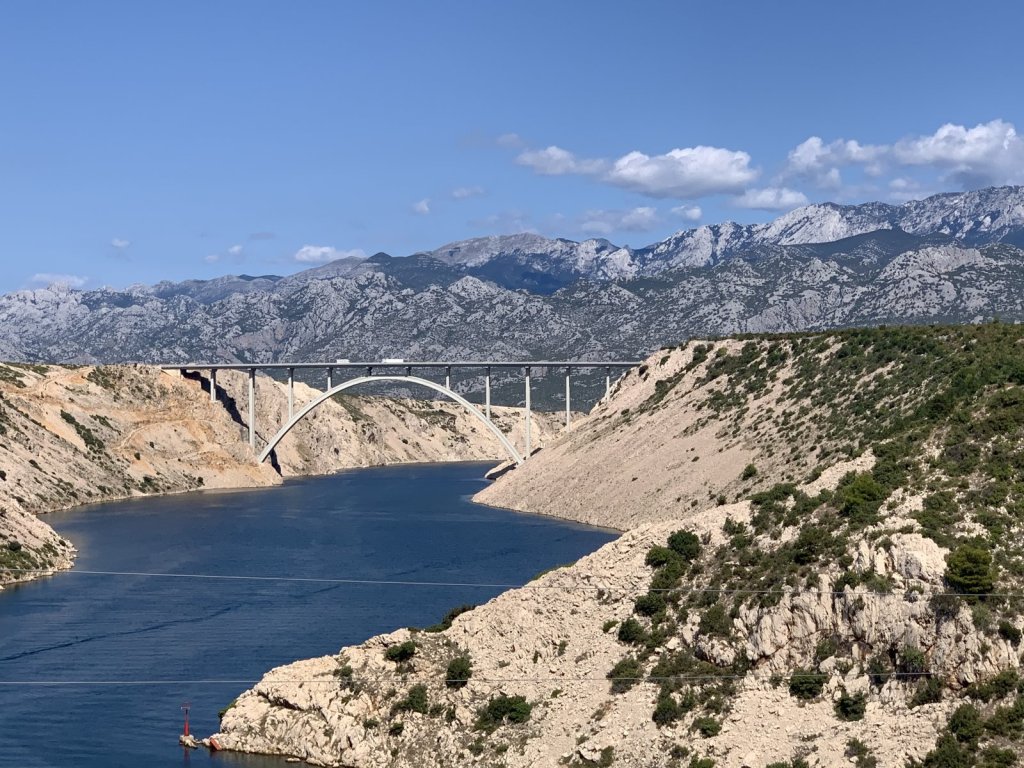 Bogenbrücke über den Meeresarm bei Maslenica mit Velebit dahinter