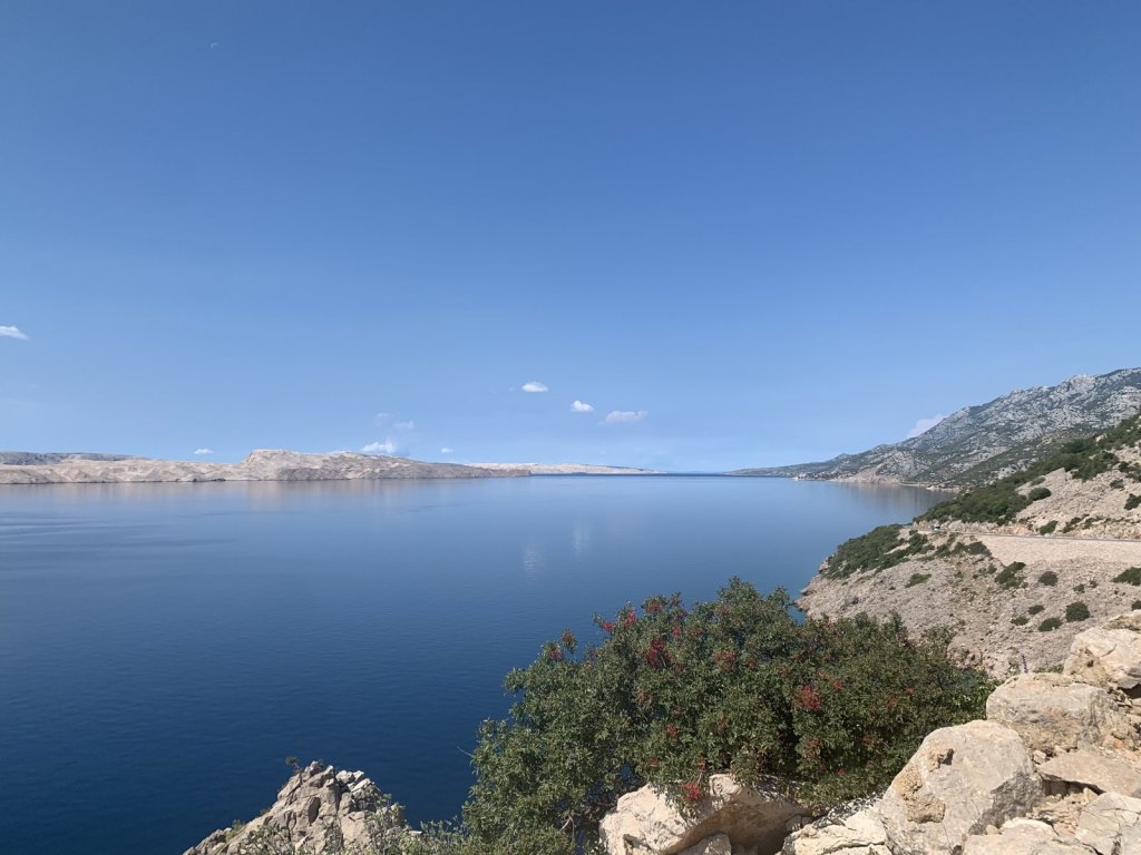 Ruhiger Meeresarm mit Inseln am Horizont