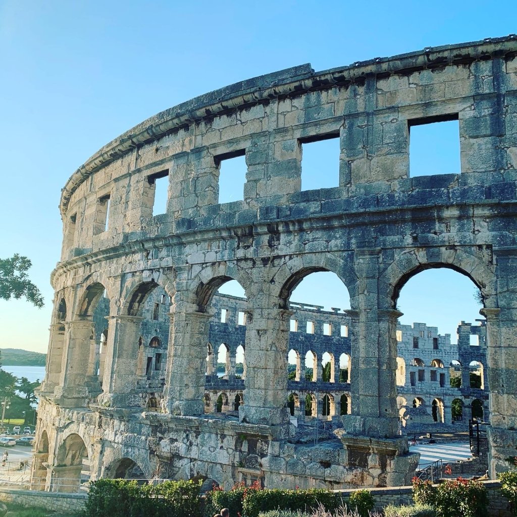 Mauern und Bogenöffnungen des Amphitheaters in Pula
