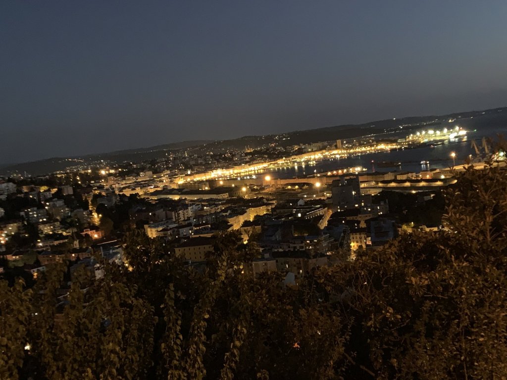 Lichter der Stadt und des Hafens von Triest bei Nacht