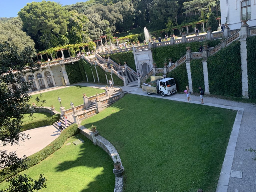 Terrassengarten mit Brunnen und Pflanzen am Schloss Miramare
