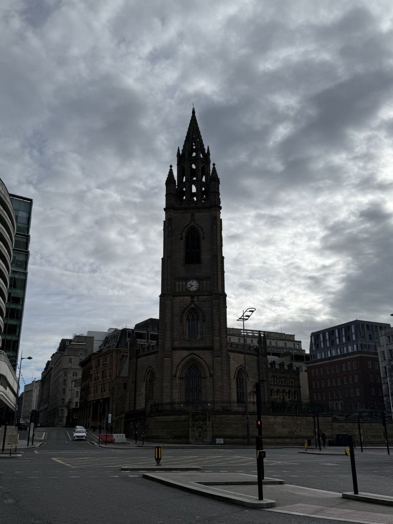Dunkle Kirche mit Turm unter Wolken in der Liverpooler Innenstadt