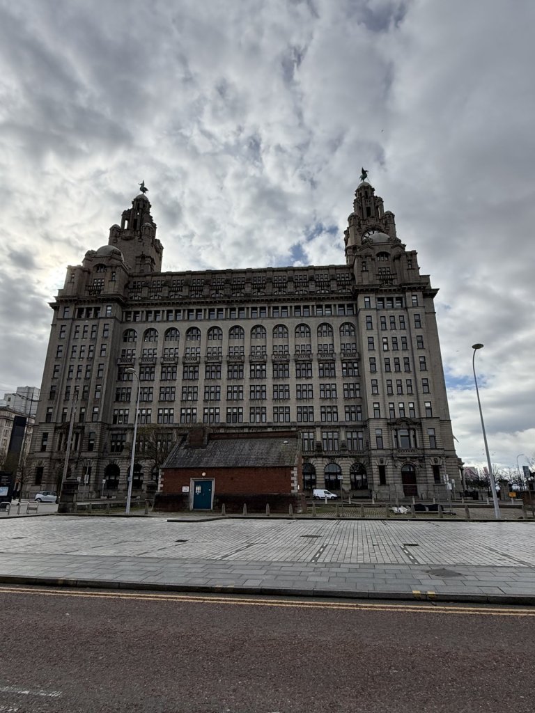 Fassade des Royal Liver Building am Pier Head in Liverpool